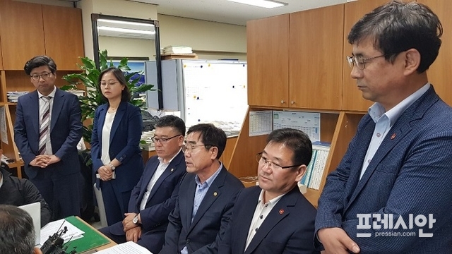 제주도의회 박원철의원(더불어민주당)이 도의회 의원들과 10일 도의회 기자실에서 긴급기자회견을 열고 있다.ⓒ프레시안(현창민)