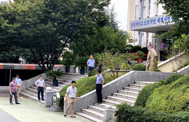 ▲ 영남공고 장상교 교장과 교사, 행정실 직원들. 이 안에는 성추행 가해자, 프라이팬 강매 책임자, 성적조작 책임자, 술접대 받은 김규욱 전 대구교육청 장학관의 아들이 있다. ⓒ셜록