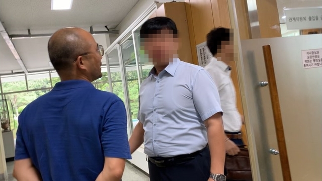 ▲ 2019년 8월 19일, 취재진과 영남공고 행정실장 임OO 씨. ⓒ셜록