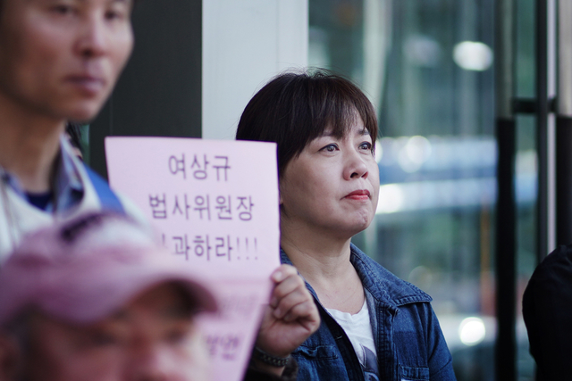 ▲기자회견에 참여한 김수정 전국장애인부모연대 서울지부 부대표. 그는 "아이에게 오늘 엄마가 왜 기자회견을 하는지 설명하기가 부끄럽고 참담했다"고 말했다. ⓒ프레시안(최형락)