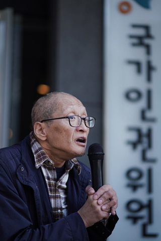 ▲기자회견에 참여한 김태현 한국뇌병변장애인인권협회 정책실장. 그는 "이것이 현재 대한민국의 수준"이라며 "차별금지법과 장애인 권리 보장법이 당장 제정돼야 한다"고 촉구했다. ⓒ프레시안(최형락)