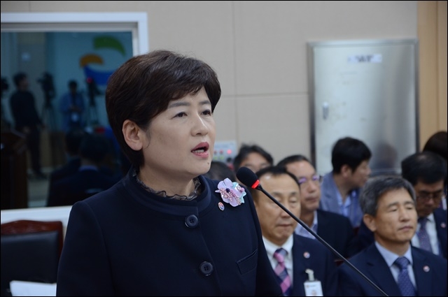 ▲ 교육위 국감장서 답변 중인 강은희 대구교육감(2019.10.14) ⓒ평화뉴스(김영화)