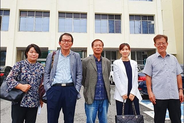 ▲ (왼쪽부터) 재심 무죄 선고 후 법원을 나와서 기뻐하는 피고인들과 유족 변호인. 고(故) 우성수씨 부인, 박종덕씨, 안상학씨, 법무법인 덕수 김진영 변호사, 손호만씨(2019.10.1.대구지방법원 앞) ⓒ평화뉴스(김영화)