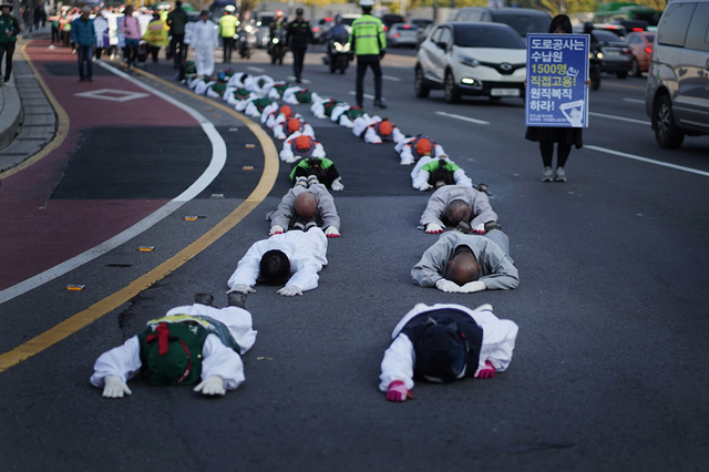 ▲ 오체투지를 하고 있는 스님과 수납원들. 오체투지는 세상에서 가장 낮은 자세라고 불린다. ⓒ프레시안(최형락)