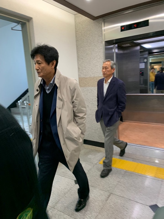 ▲ 허선윤 전 영남공고 이사장(왼쪽)과 이상석 전 교장. 둘은 피고인과 증인으로 5일 법정에 섰다. ⓒ셜록