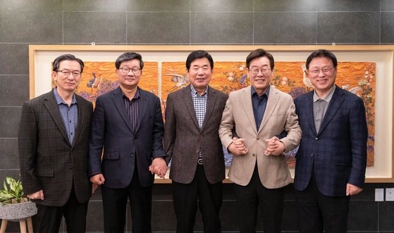 ▲이재명 경기도지사가 SNS에 올린 사진 왼쪽부터 정성호, 전해철, 김진표, 이재명, 박광온 ⓒ이재명