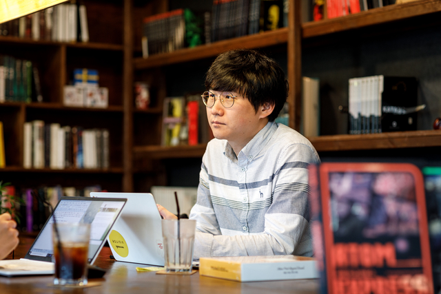 ▲ 서울 망원동 '카페홈즈'에서 인터뷰에 응하고 있는 김민섭 작가. ⓒ김성헌