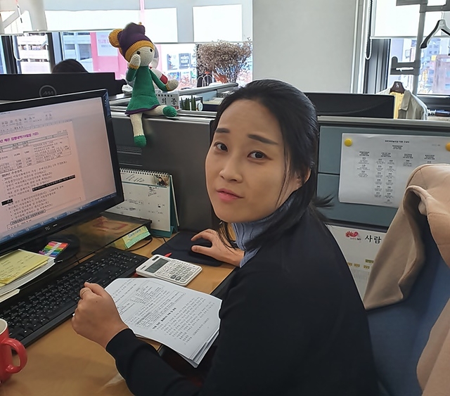소아암 환자를 위해 6년 넘게 길러온 머리카락을 잘라 기부한 강혜영 주무관ⓒ전주시
