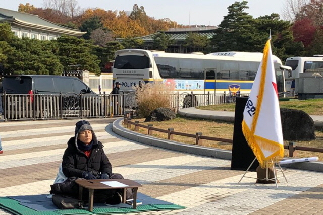 ▲21일 단식 이틀째를 맞은 황교안 자유한국당 대표가 청와대 앞에서 오전 최고위원회의를 주재한 후 다시 농성을 하고 있다. ⓒ프레시안