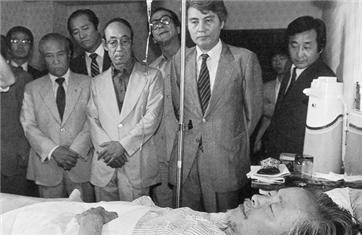 ▲ 1980년 5·17 쿠데타 이래 상도동 가택연금 상태였던 김영삼이 단식 8일째인 83년 5월 25일 전두환 정권에 의해 강제로 서울대병원에 입원하자 측근들이 병실에서 지켜보고 있다.
