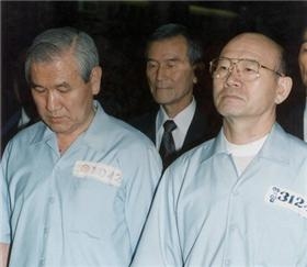▲ 1996년 8월 26일 서울 서초동 법원종합청사 417호 형사대법정에 선 노태우, 전두환 모습