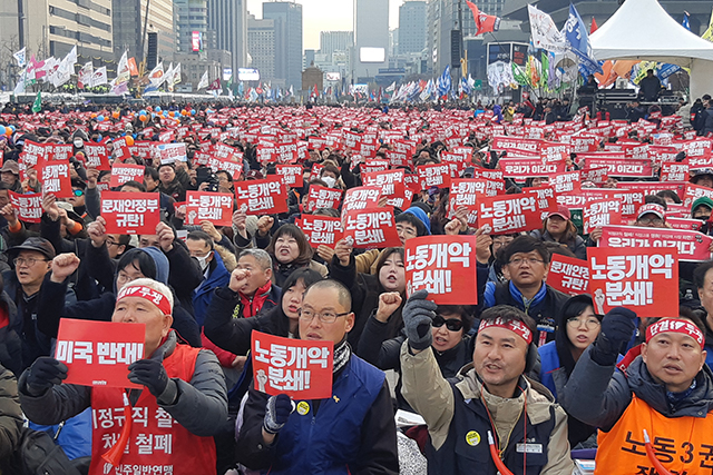 ▲30일 서울 중구 광화문 광장에서 2019 전국민중대회가 열렸다. 참가자들은 '노동개악분쇄' '문재인정부 규탄' '불평등' 등이 써 있는 손피켓을 들었다. ⓒ프레시안(조성은)