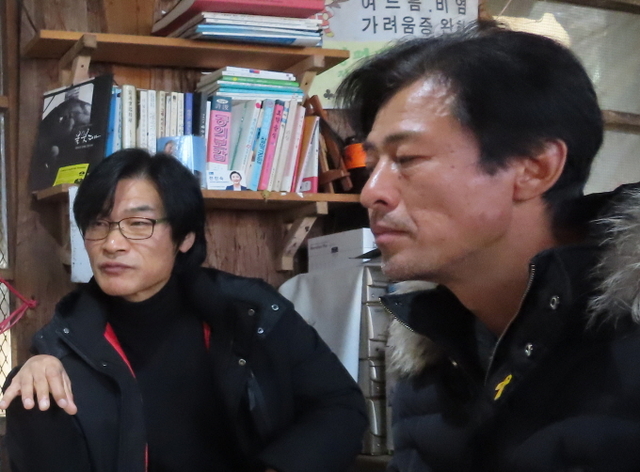 ▲충남 태안지역의 양민학살을 다룬 다큐멘터리 <태안>에서 구자환 감독(왼쪽)과 주연급 프리젠트로 만난 세월호 유민아빠 김영오씨 ⓒ다큐사진작가 김주형