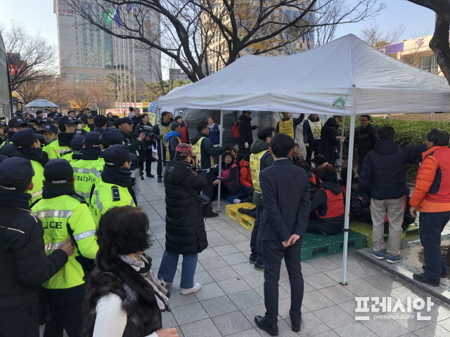 ▲ 노인요양시설 효림원 노동자들이 기자회견을 한 뒤 부산시청 앞에서 천막 농성장 설치해 대기하고 있다. ⓒ프레시안(홍민지)