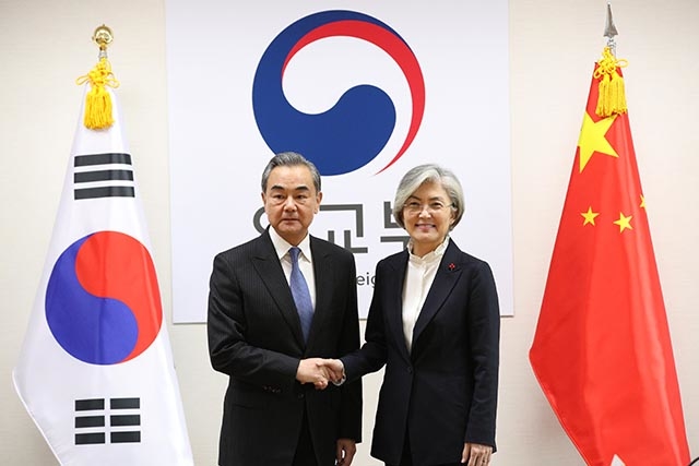 ▲ 4일 서울 도렴동 외교부 청사에서 한중 외교장관회담이 열린 가운데 강경화(오른쪽) 외교부 장관과 왕이 중국 외교부장 겸 국무위원이 회담에 앞서 악수하고 있다. ⓒ연합뉴스