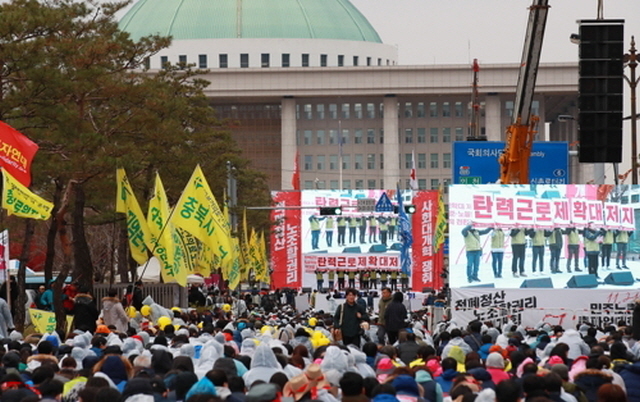 ▲ 주52시간제가 표류하고 있다. 노동계와 진보진영은 정부가 탄력근로제를 확대하는 타협안에 손을 들어 사실상 주52시간제가 무력화하리라고 우려한다. 지난 달 21일 서울 여의도 국회 앞에서 열린 민주노총 총파업 대회에서 조합원들이 탄력근로제 확대에 반대하는 의사를 표했다. ⓒ연합뉴스