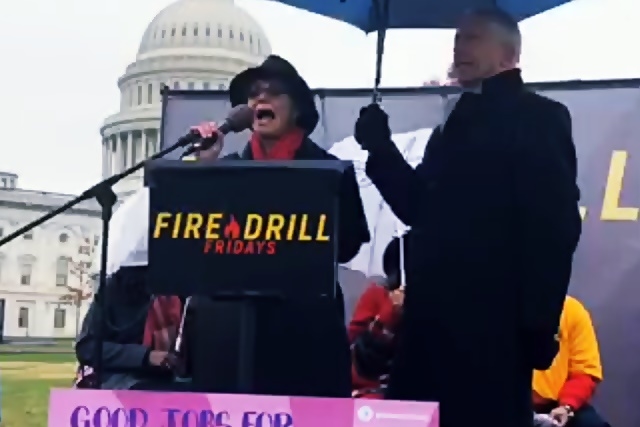 ▲ 집회에서 발언하고 있는 배우 샐리 필드.ⓒ Fire drill Fridays 페이스북 캡처