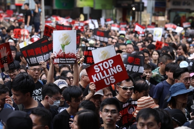 ▲ 지난 6월 16일 홍콩 도심에 홍콩 시민 30%에 달하는 200만 명이 검은 옷을 입고 거리에 나와 범죄인 인도법 완전 철폐 등을 요구하며 시위를 벌이고 있다. ⓒEPA=연합뉴스