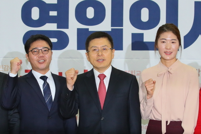 ▲황교안 자유한국당 대표가 8일 국회 의원회관에서 북한이탈주민 출신 인권운동가 지성호 씨, 체육계 미투 1호인 김은희 씨와 함께 기념촬영을 하고 있다. ⓒ연합뉴스