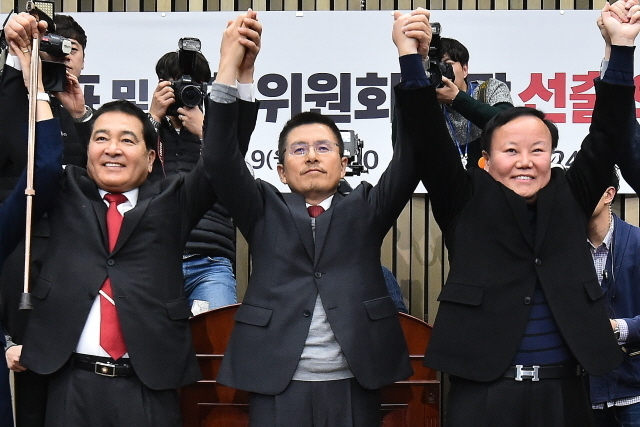 ▲자유한국당 원내대표에 선출된 심재철 의원(왼쪽)과 신임 김재원 정책위의장이 9일 국회에서 열린 의원총회에서 황교안 대표와 함께 인사하고 있다. ⓒ연합뉴스