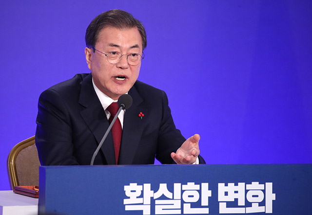 ▲ 문재인 대통령이 14일 오전 청와대 영빈관에서 열린 2020년 신년 기자회견에서 기자들의 질문에 답하고 있다. ⓒ연합뉴스