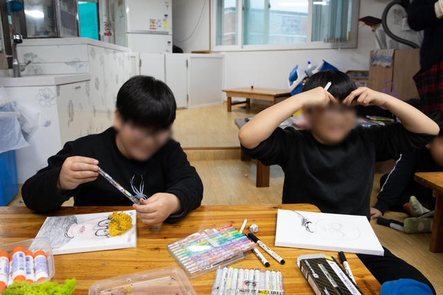 ▲ 2020년 1월 7일, 첫째 경수와 경민이가 지역아동센터에서 미술 회화 수업을 받고 있다. ⓒ주용성