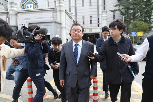 ▲<KBS>의 세월호 보도에 개입한 혐의로 1심에서 징역형의 집행유예를 선고받은 이정현 무소속 의원이 지난해 10월 2심 선고를 받고 서초동 서울중앙지법을 나서고 있다. ⓒ연합뉴스