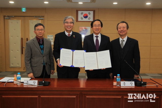 ▲지난 16일 국립 경상대학교와 국립 경남과학기술대학교는 경남과학기술대학교 본관 9층 대회의실에서 ‘양 대학 평생교육원 연합ㆍ통합 운영 합의서 체결식’을 개최하고 기념촬영하고 있다..ⓒ경상대학교