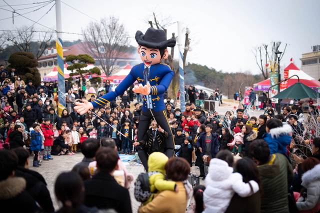 ▲화려한 마술과 거대한 인형이 움직이는 매직 빅맨 공연ⓒ해남군