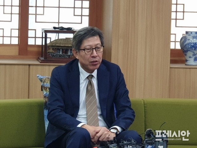 박형준 통합신당추진위원장이 21일 원희룡 제주도지사와 면담을 갖고 통합신당에 합류해줄 것을 요청했다고 밝혔다. ⓒ프레시안(현창민)