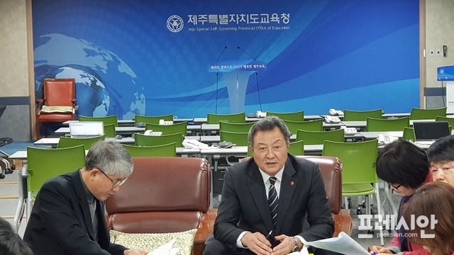 윤태건 제주시교육장이 21일 오전 제주도교육청 기자실에서 '2020년 주요업무 핵심과제'를 발표하고 있다. ⓒ프레시안(현창민)
