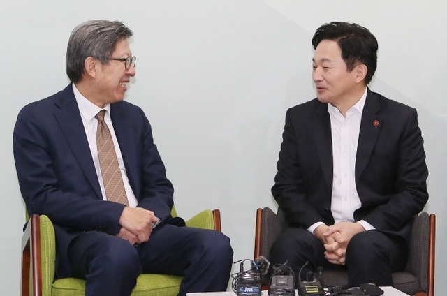 원희룡 도지사가 지난 21일 박형준 혁신통합신당추진위원장과 제주도청 직무실에서 통합신당창당에 대해 의견을 교환하고 있다. ⓒ프레시안(현창민)