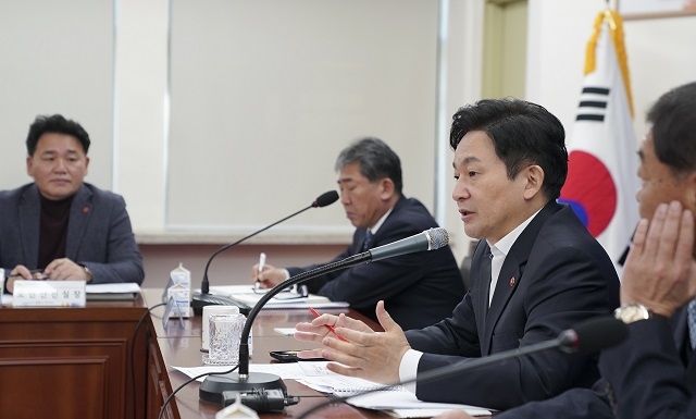 원희룡 지사가 21일 오전 10시 제주도청 삼다홀에서 ‘설 연휴 도민·관광객 불편해소 대책 점검’을 주제로 주간정책 조정회의를 주재하고 있다. ⓒ제주특별자치도