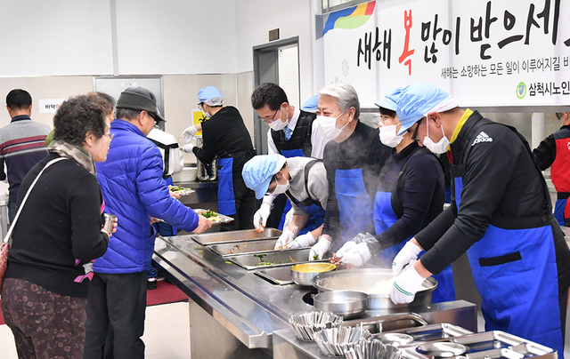 ▲23일 민족 최대 설 명절을 앞두고 김양호 삼척시장이 삼척시노인복지관을 찾아 배식봉사활동을 펼치고 있다. ⓒ삼척시