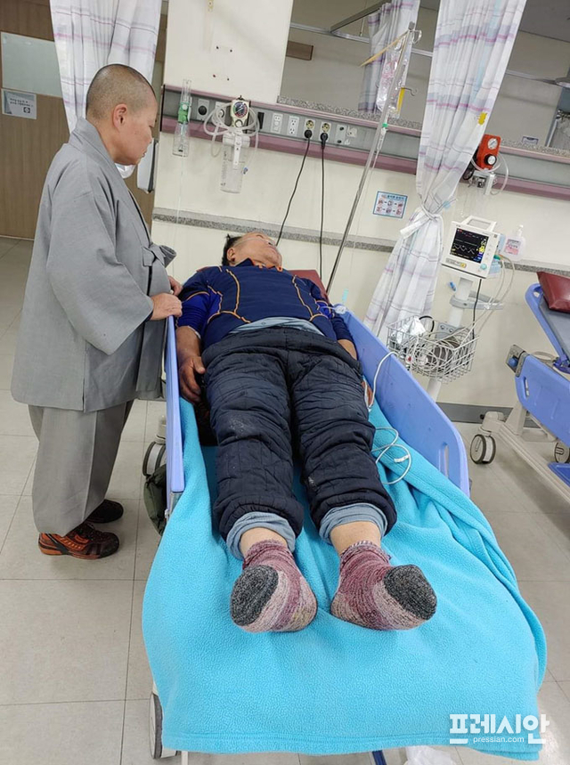 ▲성명서를 발표하고 곧장 119구조대에 의해 병원으로 옮겨져 치료를 받은 최현범 비상대책 위원장은 건강에 별다른 이상은 없는 것으로 확인됐다. ⓒ프레시안(진규하)