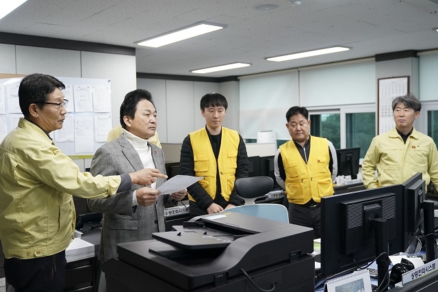 원희룡 제주도지사가 설 연휴 첫날인 24일 제주국제공항과 도내 유관기관을 찾아 상황근무자들을 격려하고 제주를 찾은 귀성객 및 관광객들과 새해 인사를 나눴다. ⓒ제주특별자치도