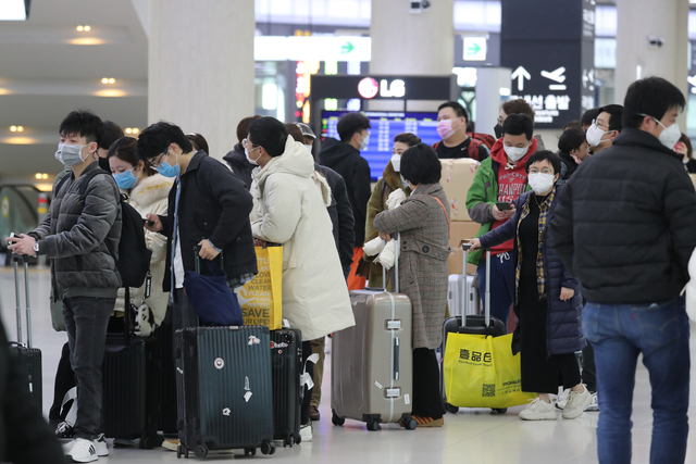 ▲ 신종 코로나바이러스 감염 공포가 확산하는 가운데 3일 오전 제주국제공항 출국장에서 중국 상하이로 가는 항공기의 승객들이 마스크를 쓴 채 수속을 기다리고 있다. 사진은 기사의 특정 내용과 관련 없음. ⓒ연합뉴스