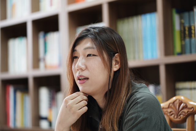 ▲'커밍아웃한 트랜스젠더 변호사' 한희 씨가 7일 서울 은평구 공익인권변호사모임 희망을만드는법에서 최근의 '트랜스젠더 이슈'에 대해 이야기했다. ⓒ프레시안(최형락)