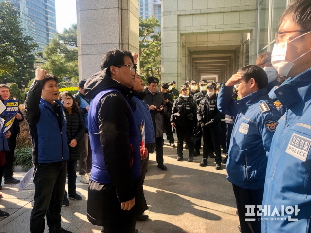 ▲ 부산시청 앞에서 청소노동자와 경찰이 대치하고 있다. ⓒ프레시안(홍민지)