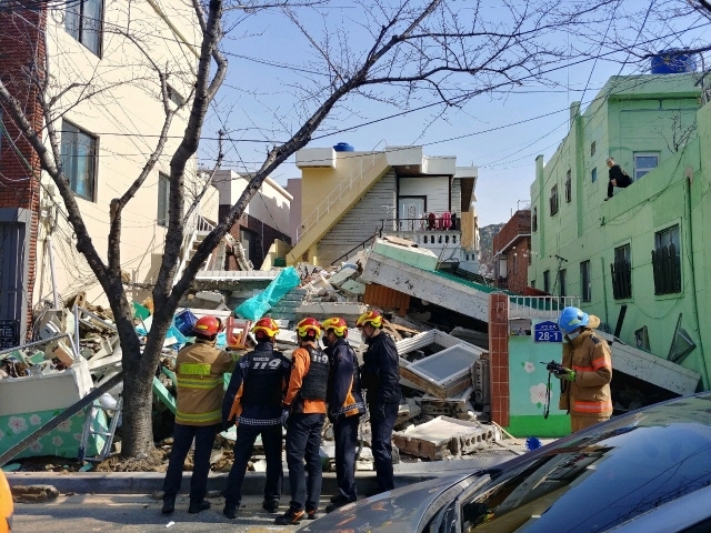 ▲ 공사 중인 주택 건물이 붕괴해 소방대원들이 매몰자를 구조하고 있다. ⓒ부산경찰청