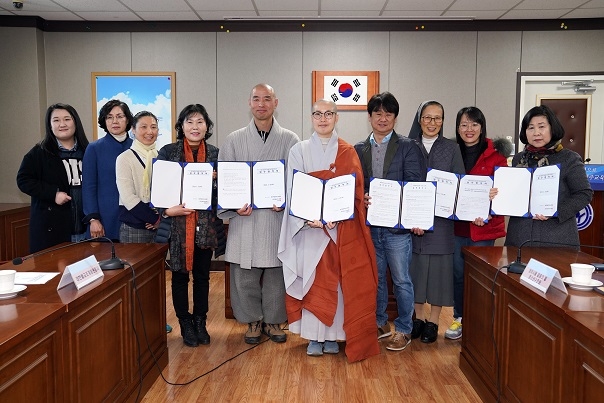 제주도교육청(교육감 이석문)은 지난 20일 도교육청 제3회의실에서 2020 품성도야 인성교육 프로그램 운영 민간위탁 업무 협약식을 개최했다. ⓒ제주특별자치도교육청