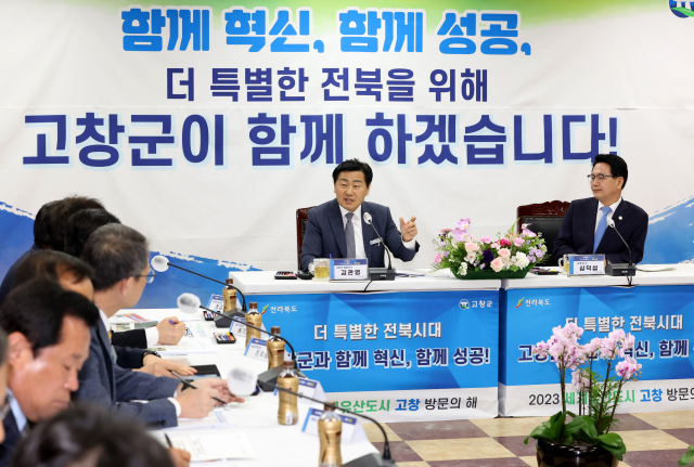 Governor Kim Kwan-young, who visited Gochang, 