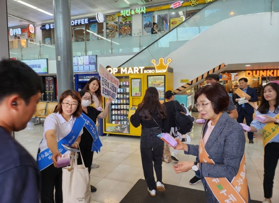 La ville de Jeonju fait la promotion du « système de don d’amour de la ville natale » auprès des voyageurs de Chuseok au terminal
