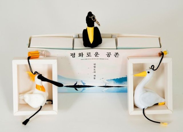 인천시, 지역대표 관광기념품 공모 '평화로운 공존' 등 7점 선정 - 뉴스 썸네일 이미지