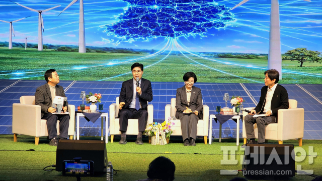 '전북 주도 성장' 꺼낸 이원택 의원 북콘서트...정책 구상 토크 열기 ... - 뉴스 썸네일 이미지