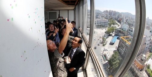 ▲ 지난해 9월 13일, 국방부 5·18특별조사위원회가 광주 동구 전일빌딩에서 국과수 감식결과 1980년 5·18 당시 헬기사격이 이뤄진 것으로 추정된 탄흔을 살펴보고 있다. ⓒ연합뉴스